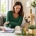 Propriétaire sereine avec son chien après avoir comparé une assurance chien