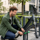 Cycliste sécurisant son vélo électrique avec un antivol homologué