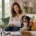Propriétaire sereine comparant une mutuelle chien avec son compagnon