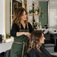 Coiffeuse dans son salon protégée par une assurance coiffeur