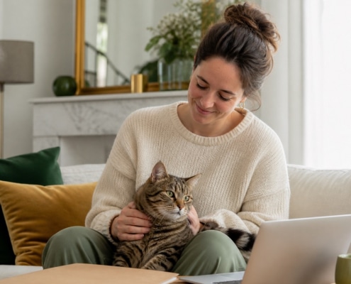 Propriétaire sereine comparant une mutuelle chat avec son animal