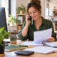 Une responsable administrative vérifie le RIB d’un fournisseur avant un virement