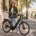 Cycliste urbaine à vélo électrique pour illustrer l’assurance VAE